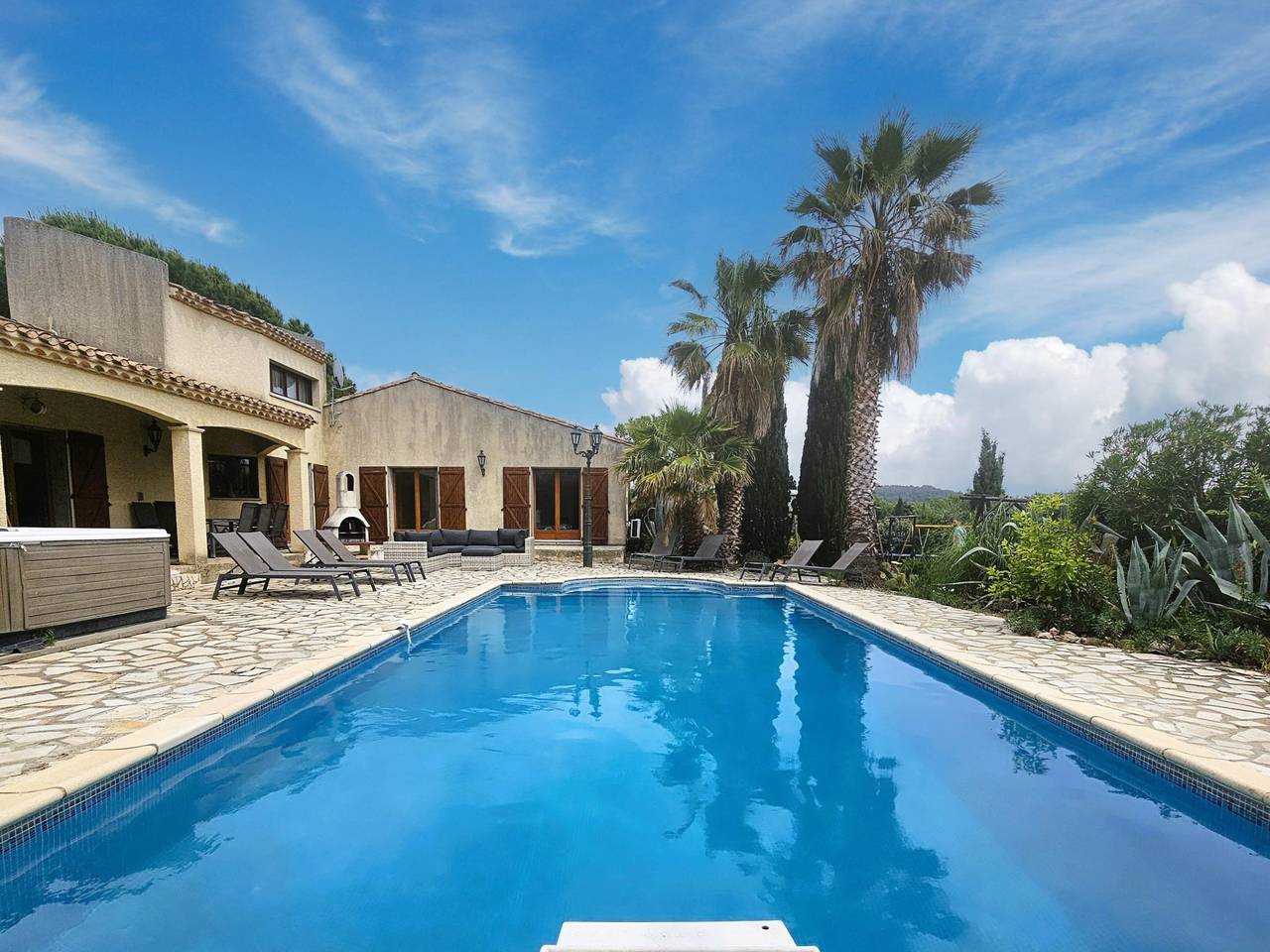Spacious villa with a private pool and hot tub in Félines-Minervois, Béziers region