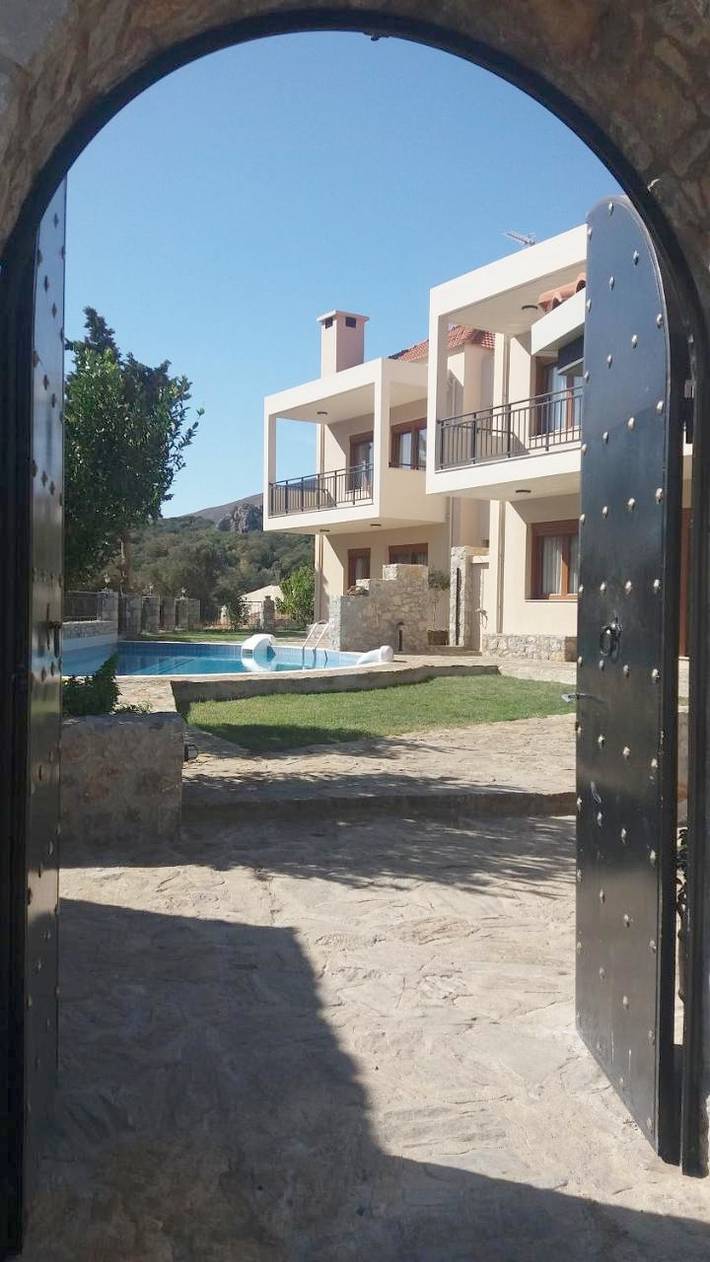 Apartahotel para 8 personas, con Balcón y Terraza además de Jardín y Piscina en Creta