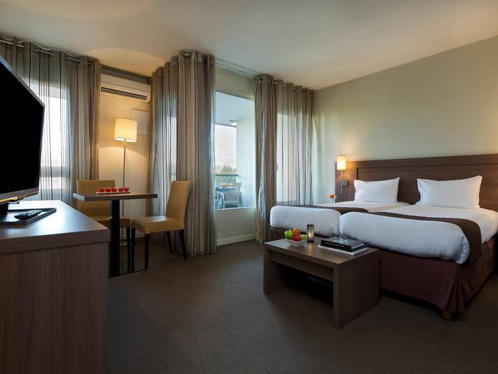 Hôtel pour 2 personnes, avec piscine ainsi que sauna et terrasse, adapté aux familles dans Gex - 2