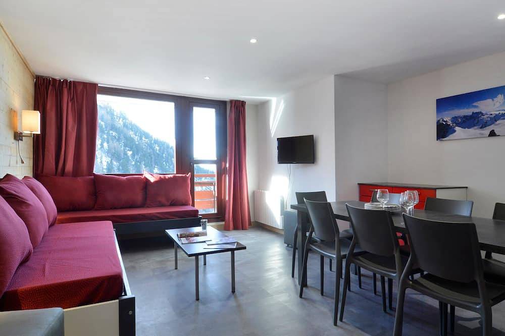 Entire apartment, Spacious renovated apt, 3 rooms + cabin, near slopes, 8 ppl, pets allowed in La Plagne, La Plagne-Tarentaise