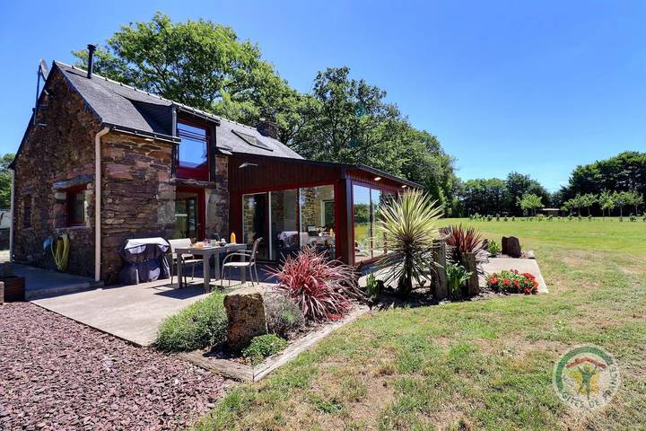 Gîte pour 2 personnes, avec Terrasse ainsi que Jardin et Vue à Montfort-sur-Meu