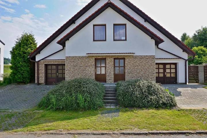 Ferienhaus für 14 Personen, mit Balkon und Whirlpool sowie Terrasse und Garten