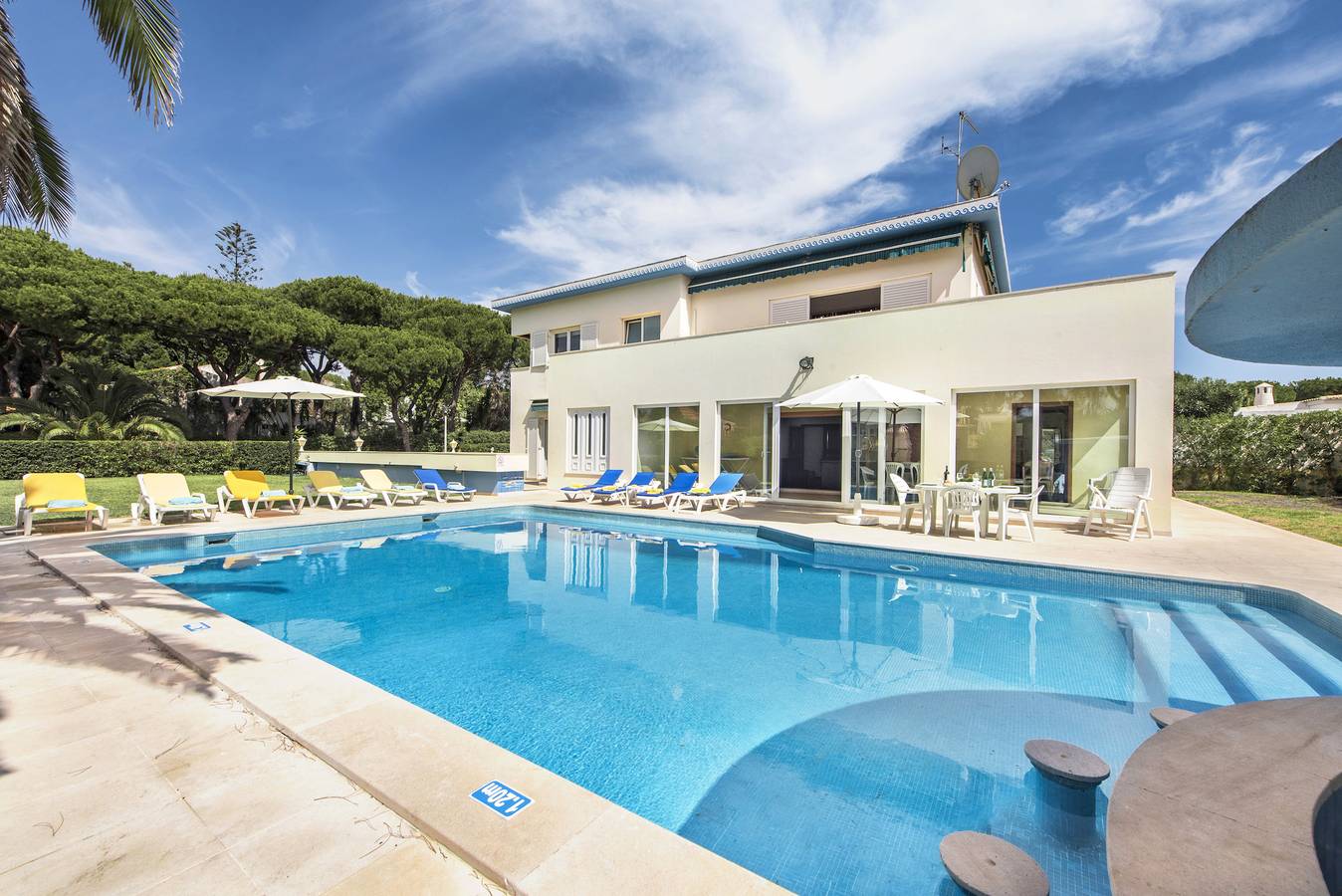 Große Villa mit privatem Pool, in der Nähe von Annehmlichkeiten, kostenlose Klimaanlage und Wlan in Vilamoura, Quarteira