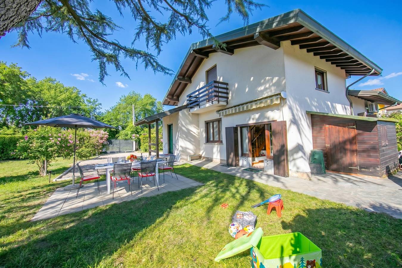 Cedar House Villa in Angera - Garden& Bbq in Angera, Comune di Angera