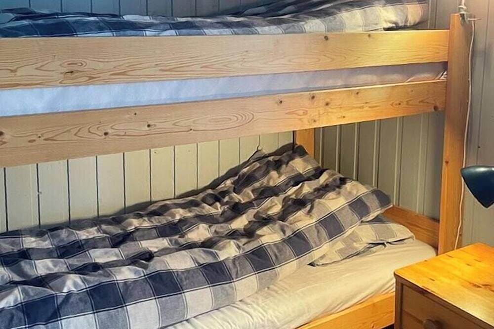 Eine Holzhütte aus den 70er Jahren an der Baumgrenze bei Geilo in Geilo, Hol
