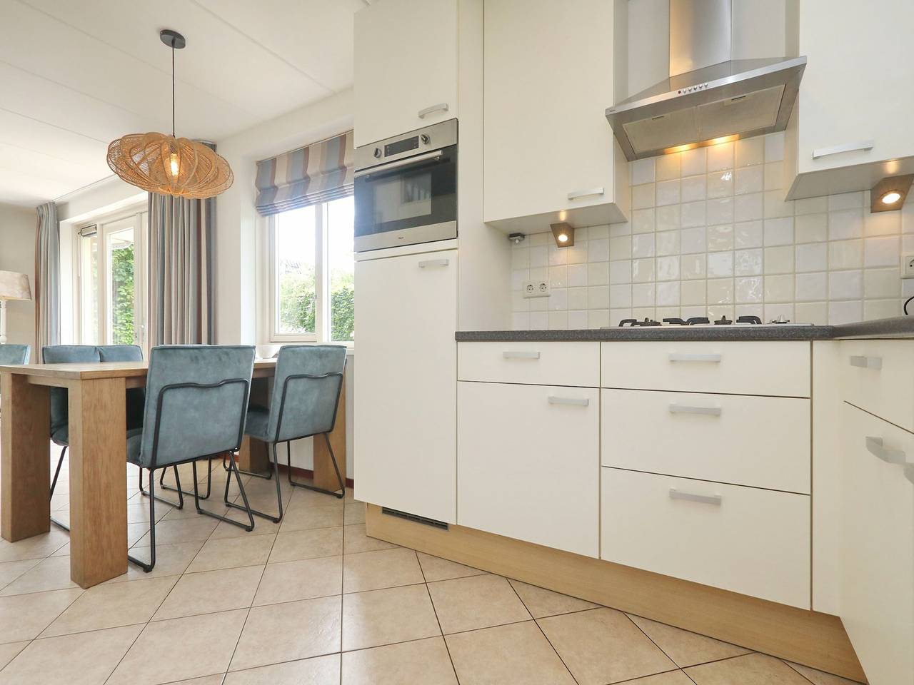 Comfortable holiday home with a garden at 1.1km from the sea in Noordwijk (Holanda Meridional), Mar del Norte Holanda