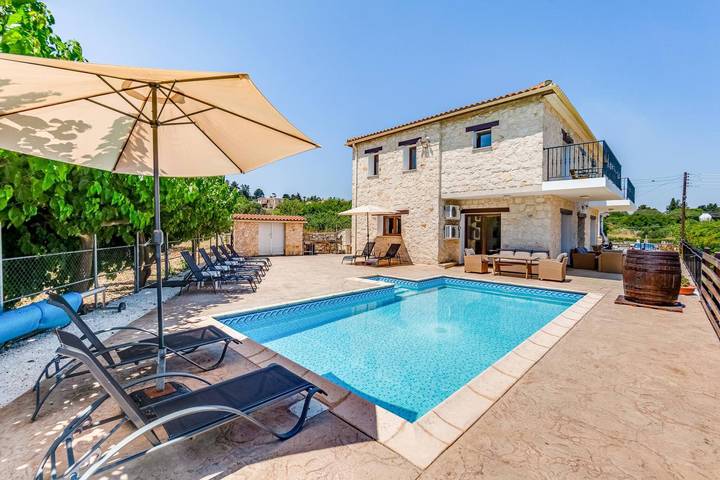 Villa för 10 Personer, med havsutsikt samt utsikt och trädgård på Cypern