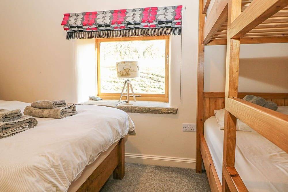 Columbine Barn, pet friendly, character holiday cottage in Bradwell in Bradwell (Derbyshire Dales), Derbyshire