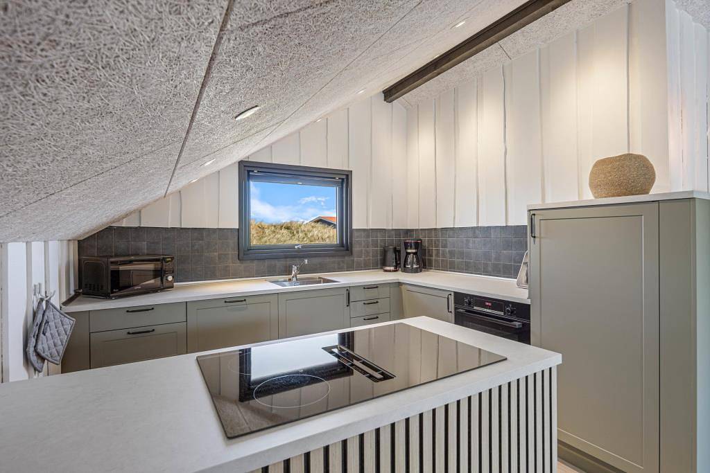 Strandnahes Ferienhaus in Bjerregård mit Außensauna in Bjerregård, Holmsland Klit