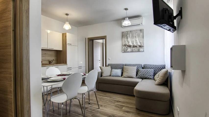 Ferienwohnung für 5 Personen, mit Garten in Pakostane