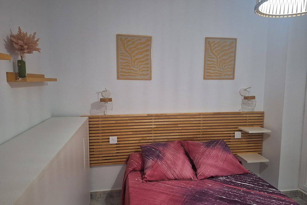 Ganze Wohnung, Playamar Retamar, is in first line of beach, urbanization with swimming pool. in Retamar, Almería