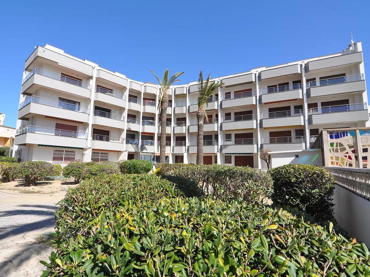 Entire apartment, Seafront apartment with terrace and private parking in Roses in Santa Margarida, Roses