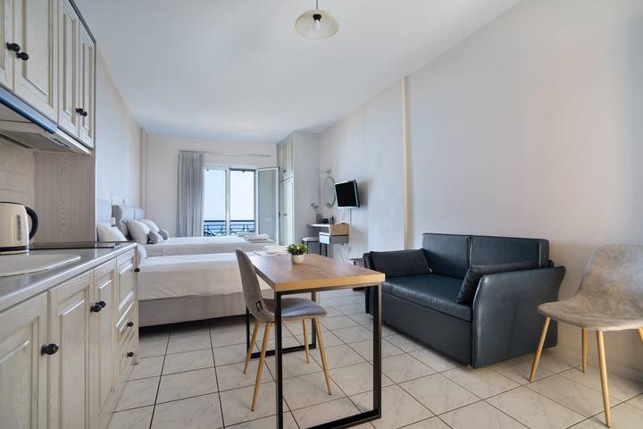 Ganzes Studio, Einzimmerapartment 'Sunset Triple 1' mit Meerblick, WLAN und Klimaanlage in Agios Nikitas, Griechenland