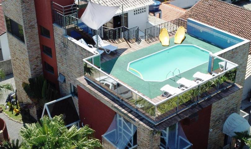 Casas e apartamentos de temporada para 8 pessoas, com terraço e piscina e ainda vista em Praia da Enseada SC