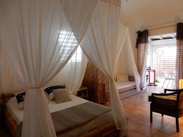 Gîte pour 4 personnes, avec terrasse ainsi que jardin et piscine en Guadeloupe