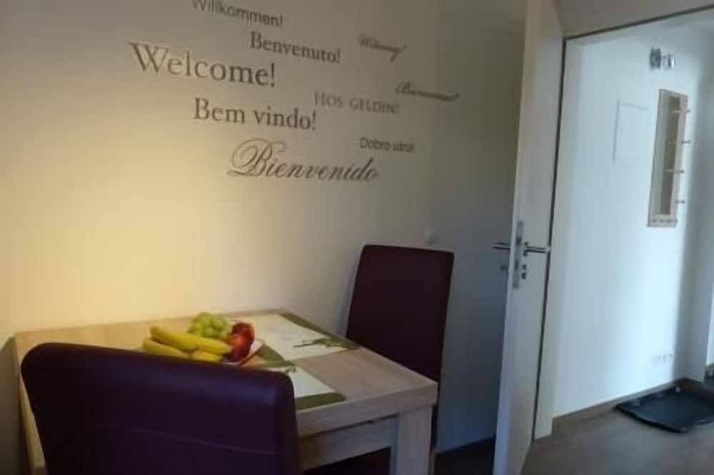 Ganze Wohnung, Souterrainwohnung 49 qm für 1 - 4 Personen mit 1 separaten Schlafzimmer in Grabenstätt, Chiemsee