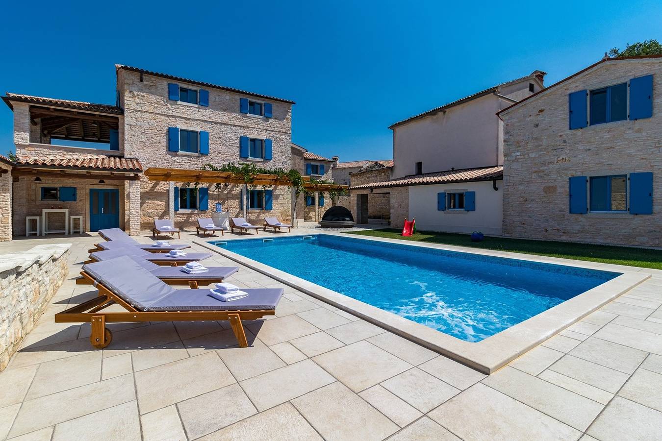 Eine schöne geräumige Villa in einem ruhigen Dorf außerhalb der überfüllten Stadt! in Bokordići, Svetvinčenat
