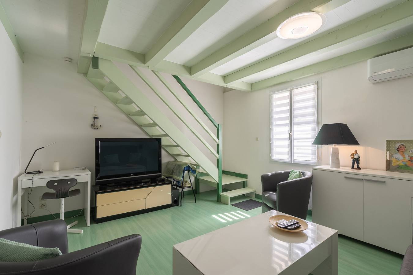 Maison de vacances 'L'Olivier' avec terrasse privée, Wi-Fi et climatisation in Saint-Just-Luzac, Côte de Beauté