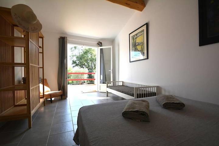 Gîte pour 2 personnes, avec jardin et piscine ainsi que vue et terrasse à Bras - 2
