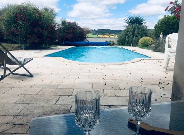 Location de vacances pour 4 personnes, avec Terrasse et Jardin ainsi que Piscine et Vue à Villasavary