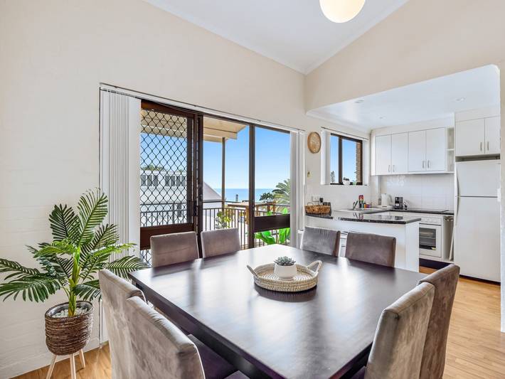 Entire apartment, Quaint 2-Bed Beach Abode with Ocean Views in Alexandra Headland, Sunshine Coast