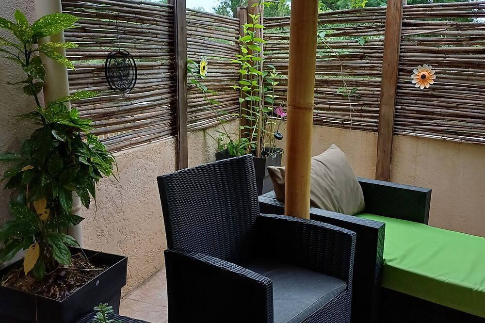 Apartamento entero, Studette 10M2, Terrace 18M2 and free on-site parking in Quissac, Región de Le Vigan