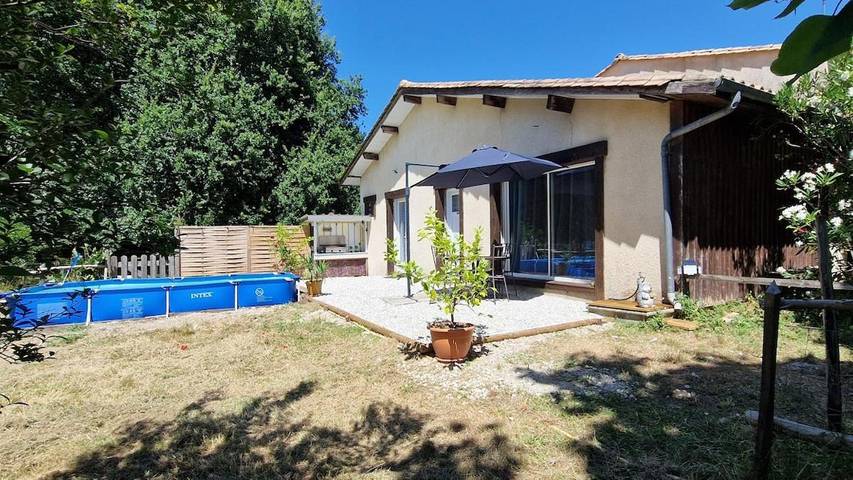Location de vacances pour 4 personnes, avec jardin et piscine ainsi que bassin pour enfant et jacuzzi à Listrac-Médoc