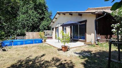 Location de vacances pour 4 personnes, avec vue et bassin pour enfant ainsi que piscine et jardin à Listrac-Médoc