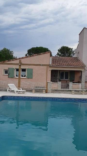 Gîte pour 4 personnes, avec piscine et jardin, animaux acceptés à Bernis