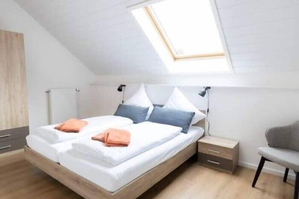 Ganze Wohnung, Ferienwohnung Rose im gemütlichen Gästehaus Benedikt in Friedrichshafen, Region Bodensee-Oberschwaben