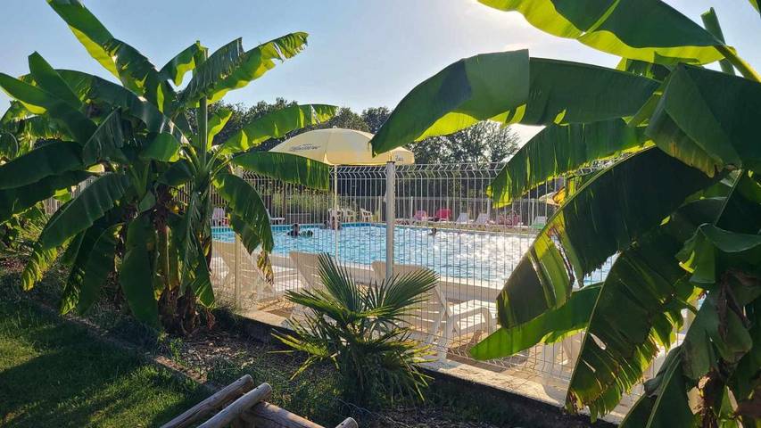 Location de vacances pour 4 personnes, avec jardin ainsi que piscine et vue, animaux acceptés à La Douze - 2