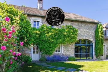 Gîte pour 10 personnes, avec terrasse ainsi que jardin et sauna à Montceau-et-Écharnant