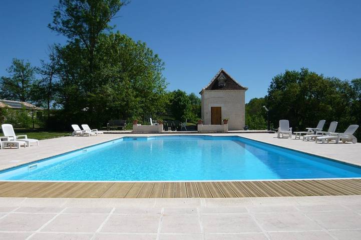 Gîte pour 2 personnes, avec terrasse ainsi que jardin et piscine