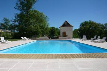 Gîte pour 2 personnes, avec piscine ainsi que jardin et terrasse à Boisse