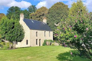 Gîte pour 8 personnes, avec jardin à Juaye-Mondaye