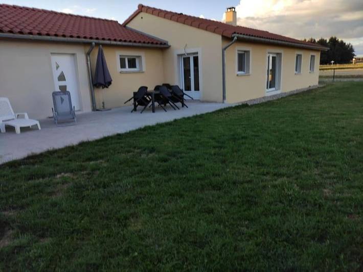 Gîte pour 6 personnes, avec jardin ainsi que vue et terrasse à Venteuges