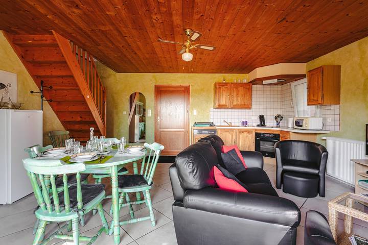 Holiday Home 'Gîte Le Petit Sableau' with Shared Pool & Spa, Private Terrace, Wi-Fi in Marans, La Rochelle region