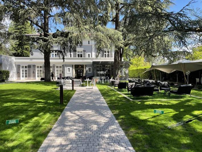 Hôtel pour 4 personnes, avec Jardin et Vue à Écully