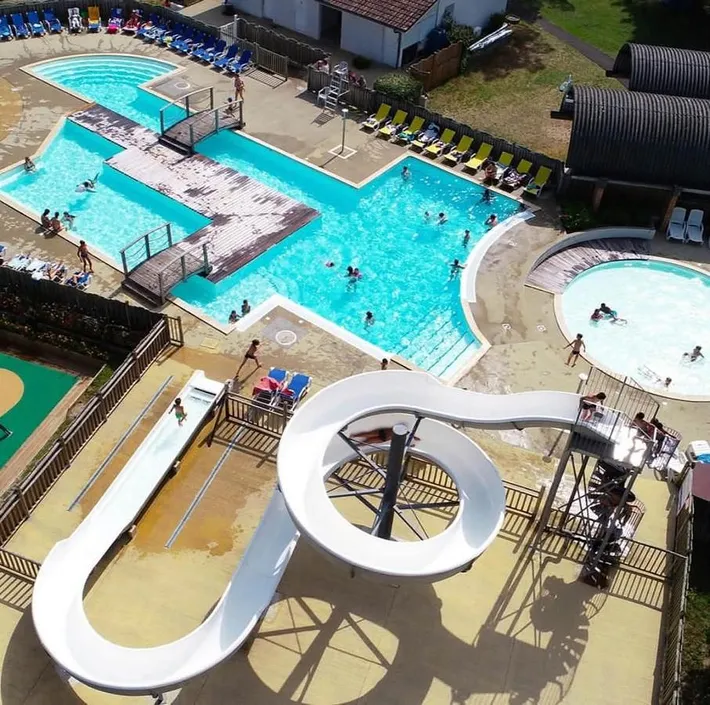 Camping pour 5 personnes, avec vue et bassin pour enfant ainsi que piscine et jardin - 1