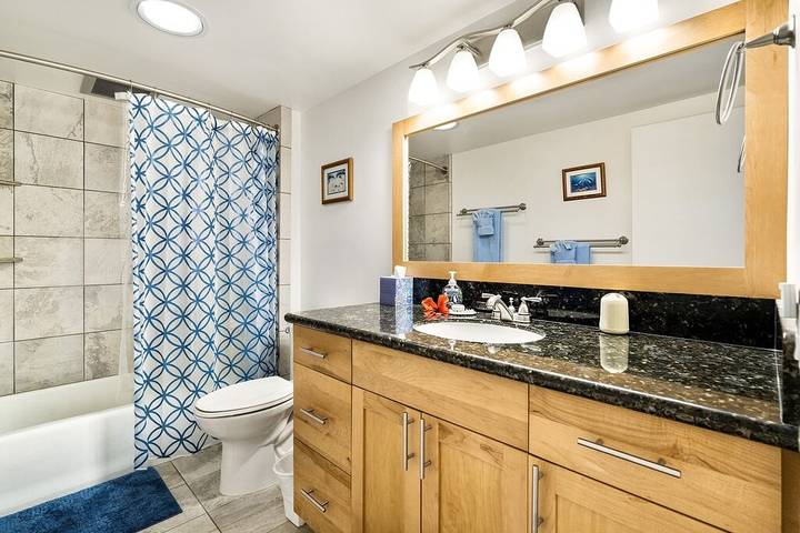 Vacation rental for 4 people, with balcony and hot tub as well as yard and pool in Kailua-Kona