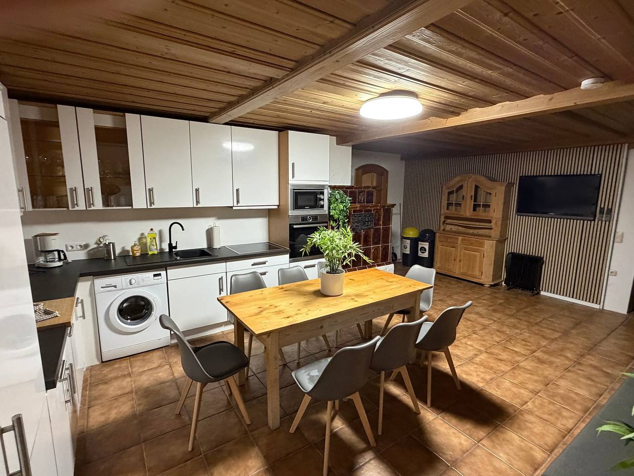 Ganze Ferienwohnung, 4 Zimmer/ Moderner Alpen-Chic trifft Tradition bei München (Og-R) in Penzberg, Pfaffenwinkel