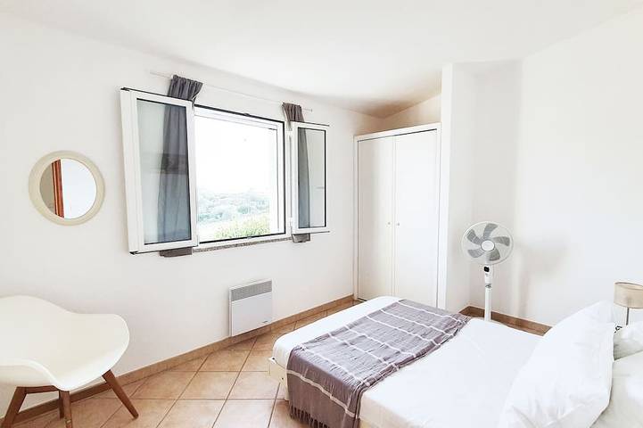 Villa pour 8 personnes, avec balcon ainsi que jardin et piscine, animaux acceptés à Figari - 3