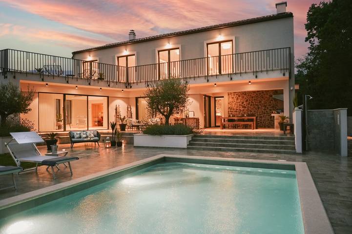 Ferienhaus für 9 Personen, mit Sauna und Pool sowie Garten