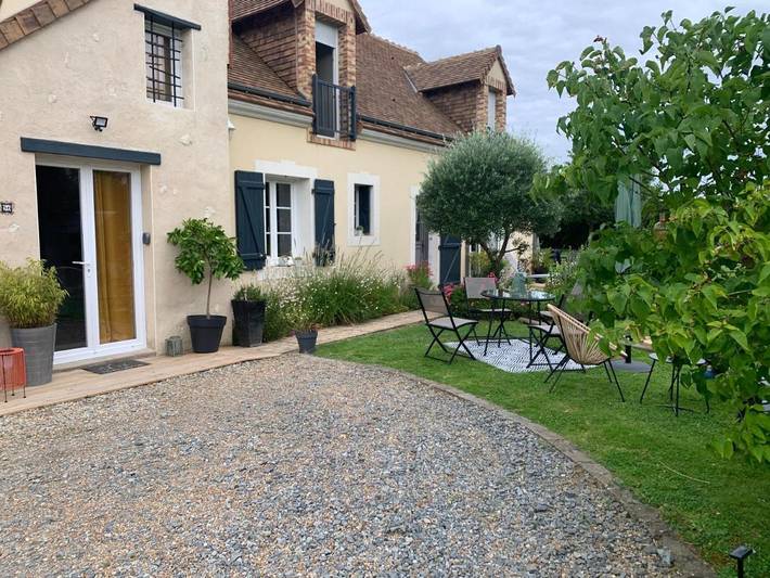 Maison d’hôte pour 2 personnes, avec vue et terrasse ainsi que piscine et jardin à Yvré-l'Évêque - 3