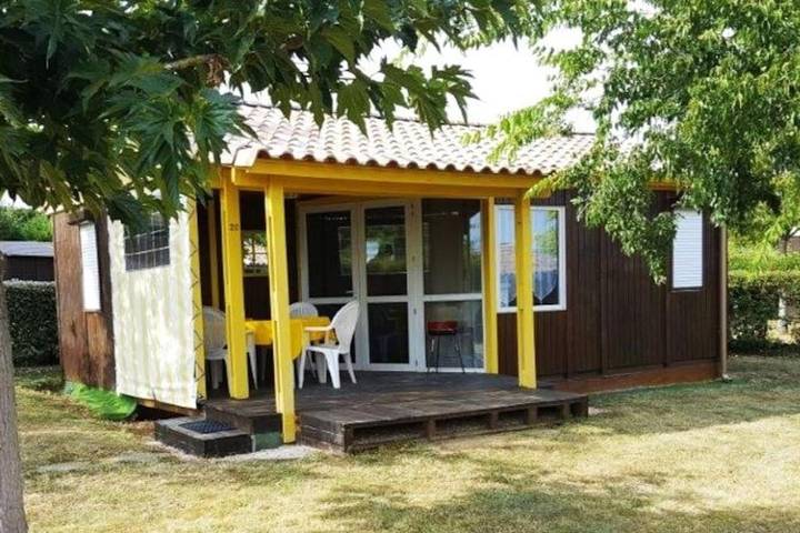 Location de vacances pour 6 personnes, avec terrasse et vue sur le lac ainsi que jardin et vue dans Base de loisirs de Saramon