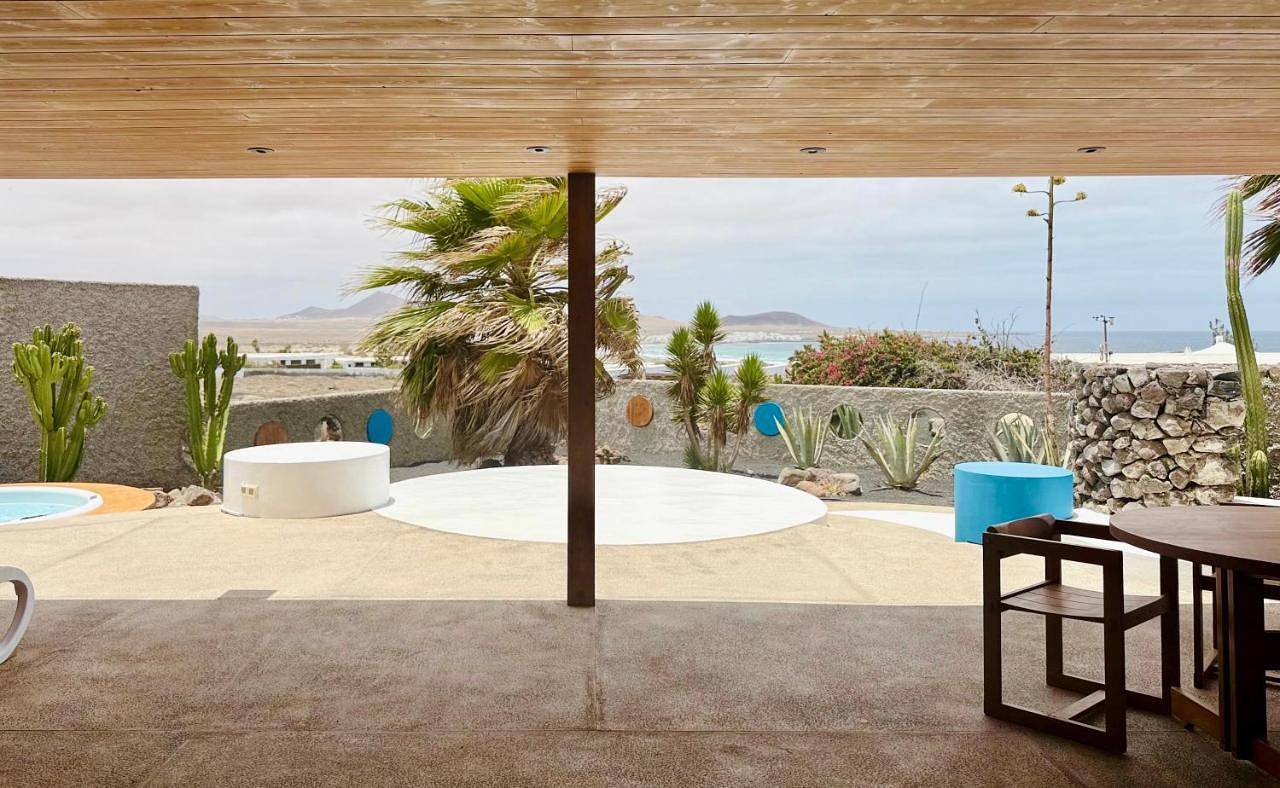 Canaryislandshost l Origen in Famara Beach, Teguise