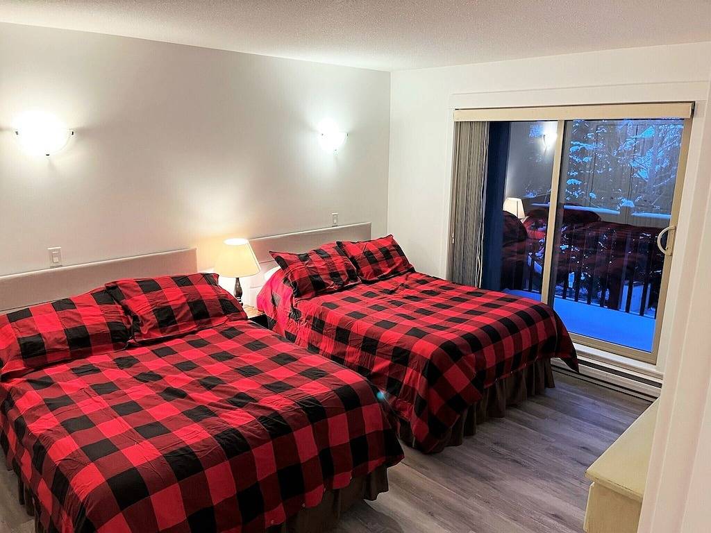 Ganze Wohnung, Renovated 3 bedroom condo, lower village, steps from the gondola and Toby pool. in Panorama