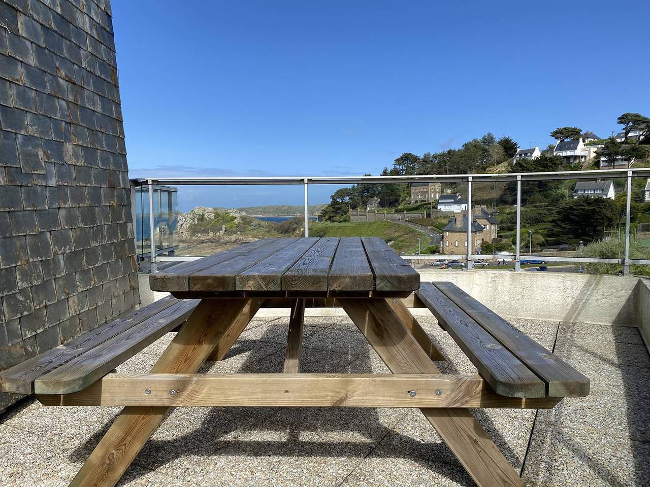 Appartement entier, Appartement Vue Sur Mer plage de Trestrignel avec Wifi à Perros-Guirec in Perros-Guirec, Côte de Granit Rose