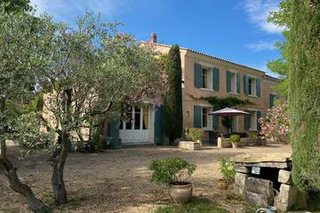 Location de vacances pour 12 personnes, avec jardin et terrasse à Barbentane