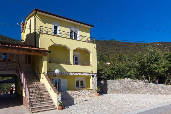 Ferienwohnung für 5 Personen, mit Balkon und Terrasse sowie Garten und Ausblick